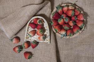 Erdbeeren in einem Holztablett foto