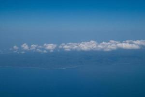 blauer Himmel und Wolken im Flugzeug foto