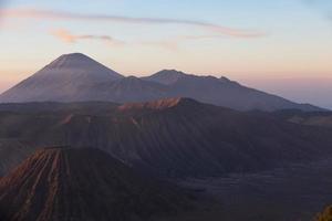 Sonnenaufgang am Vulkan Mount Bromo Ost-Java, Indonesien. foto