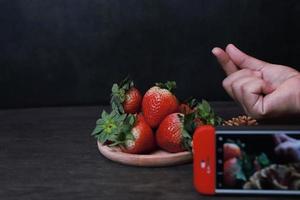 Erdbeeren in einem Holztablett foto