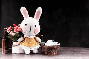 Osterhase mit bunten Eiern foto