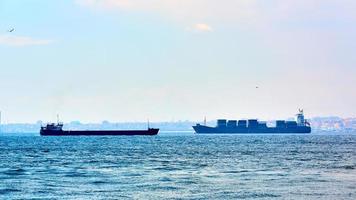 Voll beladenes Containerschiff und Öltanker, die sich durch den Bosporus bewegen. foto