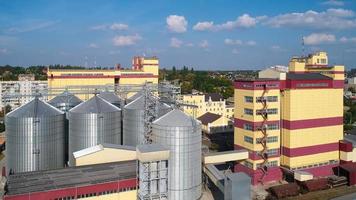 landwirtschaftliches Silo. lagerung und trocknung von getreide, weizen, mais, soja, gegen den blauen himmel mit wolken. foto