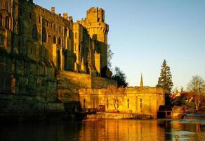 Altes europäisches mittelalterliches architektonisches Gebäude Schloss im goldenen Herbstlicht mit blauem Himmelshintergrund im Herbst