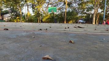 öffentlicher basketballplatz grundansicht foto