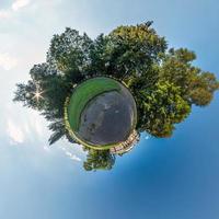 Little Planet Transformation von sphärischem Panorama 360 Grad. sphärische abstrakte luftaufnahme im feld am schönen abend mit fantastischen schönen wolken. Krümmung des Raumes. foto