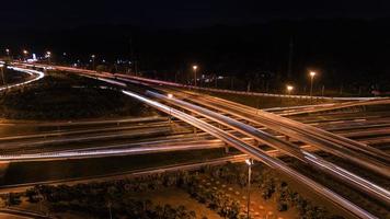 über der stadtautobahn bei nacht - vogelperspektive - drohne - draufsicht foto