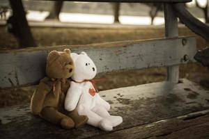 Teddybärpuppe auf der Bank foto