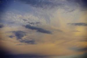 natürlicher hintergrund mit himmel und wolken bei sonnenuntergang foto