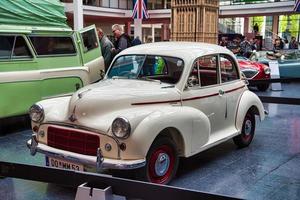 friedrichshafen - mai 2019 beige morris minor serie ii 1953 bei motorworld classics bodensee am 11. mai 2019 in friedrichshafen, deutschland foto