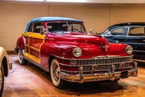 fontvieille, monaco - juni 2017 rotes chrysler town and country cabrio 1947 in monaco top cars collection museum foto