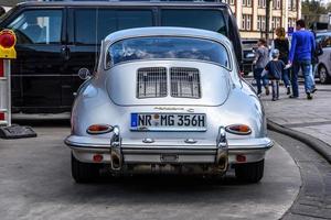 Deutschland, Limburg - April 2017 Silber Porsche 356 Coupé 1948 in Limburg an der Lahn, Hessen, Deutschland foto