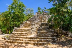 maya-ruinen im schatten von bäumen im tropischen dschungelwald playa del carmen, riviera maya, yu atan, mexiko foto