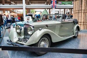 friedrichshafen - mai 2019 beige bentley derby tourer 1937 cabrio roadster bei motorworld classics bodensee am 11. mai 2019 in friedrichshafen, deutschland foto