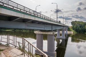 Autobrücke über den breiten Fluss foto