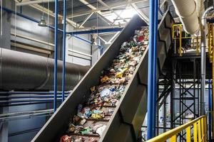 Förderbandtransporter auf moderner Abfallrecycling-Verarbeitungsanlage. getrennte und sortierende Müllabfuhr. Recycling und Lagerung von Abfällen zur weiteren Entsorgung. foto