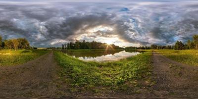 Vollständiges, nahtloses sphärisches HDRI-Panorama 360-Grad-Winkelansicht am Ufer des Sees am Abend vor dem Sturm mit schwarzen Wolken in equirectangularer Projektion, fertiger VR-Inhalt der virtuellen Realität foto