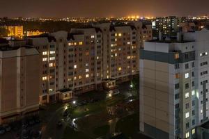 Nachtpanorama des Lichts in den Fenstern eines mehrstöckigen Gebäudes. Leben in einer Großstadt foto