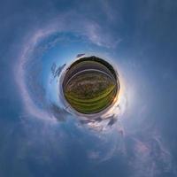 Little Planet Transformation von sphärischem Panorama 360 Grad. sphärische abstrakte luftaufnahme im feld am schönen abend mit fantastischen schönen wolken. Krümmung des Raumes. foto