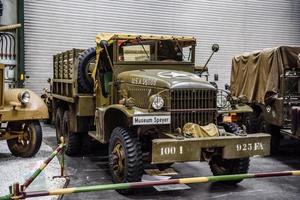 sinsheim, deutschland - mai 2022 amerikanischer khaki militärischer mittelschwerer lkw gmc cckw 352 foto