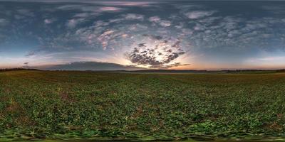 blauer himmel vor sonnenuntergang mit wunderschönen ehrfürchtigen wolken. Vollständiges nahtloses sphärisches HDRI-Panorama 360-Grad-Winkelansicht zwischen Feldern am Abend in equirectangularer Projektion, bereit für VR-AR-Inhalte foto