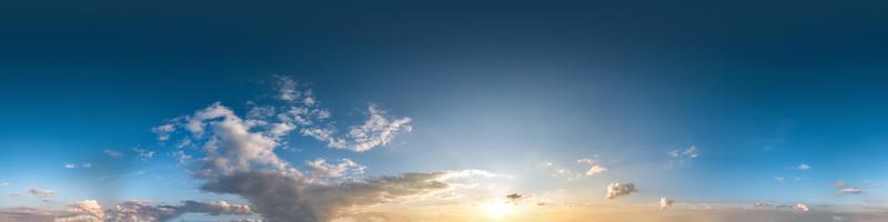 dunkelblauer himmel vor sonnenuntergang mit wunderschönen ehrfürchtigen wolken. nahtloses Hdri-Panorama 360-Grad-Winkelansicht mit Zenit zur Verwendung in 3D-Grafiken oder Spieleentwicklung als Himmelskuppel oder Drohnenaufnahme bearbeiten foto