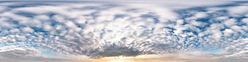 blauer himmel mit schönen ehrfürchtigen wolken. nahtloses Hdri-Panorama 360-Grad-Winkelansicht mit Zenit zur Verwendung in 3D-Grafiken oder Spieleentwicklung als Himmelskuppel oder Drohnenaufnahme bearbeiten foto
