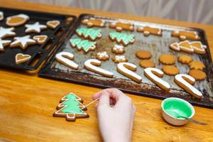 Handgemachte festliche Lebkuchenplätzchen in Form von Sternen, Schneeflocken, Menschen, Socken, Personal, Fäustlingen, Weihnachtsbäumen, Herzen für Weihnachten und Neujahr. Kekse zum Färben von Hand foto