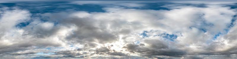 blauer Himmel mit schönen Kumuluswolken. nahtloses Hdri-Panorama 360-Grad-Winkelansicht mit Zenit zur Verwendung in 3D-Grafiken oder Spieleentwicklung als Himmelskuppel oder Drohnenaufnahme bearbeiten foto