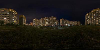 Vollständiges, nahtloses sphärisches HDRI-Nachtpanorama 360-Grad-Winkelansicht Licht in den Fenstern des mehrstöckigen Gebäudegebiets des Stadtentwicklungs-Wohnviertels in gleichrechteckiger Projektion, ar vr-Inhalt