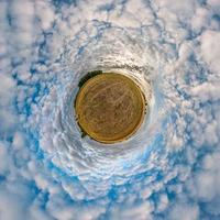 Little Planet Transformation von sphärischem Panorama 360 Grad. sphärische abstrakte luftaufnahme im feld mit fantastischen schönen wolken. Krümmung des Raumes. foto