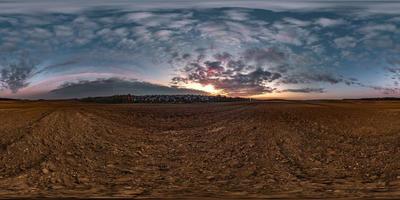 Vollständiges nahtloses sphärisches Hdri-Panorama 360-Grad-Winkelansicht zwischen Feldern im Sommerabendsonnenuntergang mit fantastischen Wolken in gleichrechteckiger Projektion, bereit für die virtuelle Realität von vr ar foto