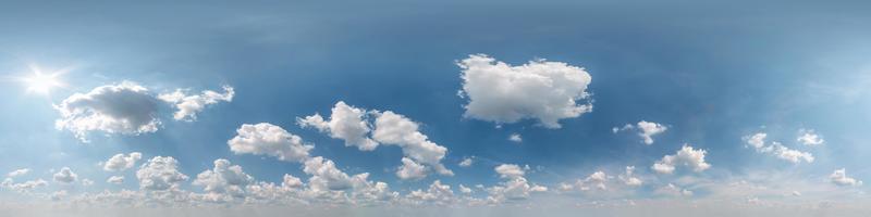 blauer Himmel mit schönen Kumuluswolken. nahtloses Hdri-Panorama 360-Grad-Winkelansicht mit Zenit zur Verwendung in 3D-Grafiken oder Spieleentwicklung als Himmelskuppel oder Drohnenaufnahme bearbeiten foto