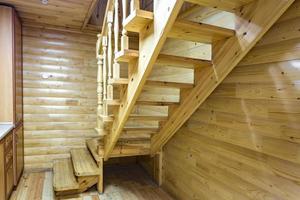 Holztreppe im Ferienhaus. Öko-Haus foto