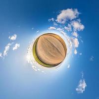 Little Planet Transformation von sphärischem Panorama 360 Grad. sphärische abstrakte luftaufnahme im feld mit fantastischen schönen wolken. Krümmung des Raumes. foto