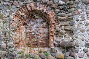 Oberfläche einer alten Mauer aus riesigen Steinen eines zerstörten Gebäudes foto