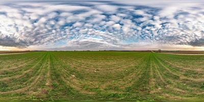 blauer himmel vor sonnenuntergang mit wunderschönen ehrfürchtigen wolken. Vollständiges nahtloses sphärisches HDRI-Panorama 360-Grad-Winkelansicht zwischen Feldern am Abend in equirectangularer Projektion, bereit für VR-AR-Inhalte foto