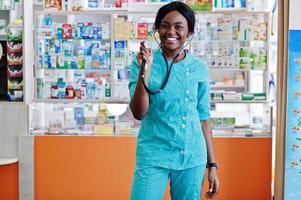 afroamerikanischer apotheker, der in der apotheke der krankenhausapotheke arbeitet. Afrikanisches Gesundheitswesen. Stethoskop auf schwarzer Ärztin. foto