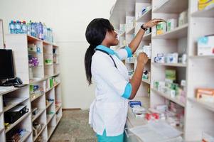afroamerikanischer apotheker, der in der apotheke der krankenhausapotheke arbeitet. Afrikanisches Gesundheitswesen. foto