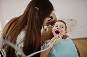 kleiner Junge am Zahnarztstuhl. Kinder zahnärztlich. foto