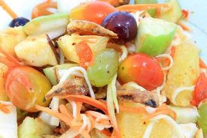 gemischter Obstsalat mit Papaya - thailändisches Essen foto