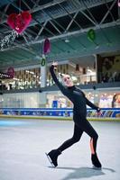 Eiskunstläuferin auf der Eisbahn. foto