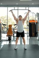 asiatische männer trainieren, indem sie gewichte heben oder hanteln heben. asiatisches Bodybuilder-Fitnesskonzept