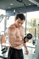 asiatische männer trainieren, indem sie gewichte heben oder hanteln heben. asiatisches Bodybuilder-Fitnesskonzept