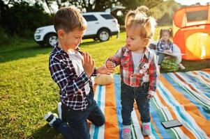 Kinder verbringen Zeit miteinander. Picknickdecke im Freien. Bruder und Schwester lieben. foto