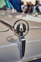 friedrichshafen - mai 2019 logo emblem des weißen chrysler imperial crown 1963 cabrio bei den motorworld classics bodensee am 11. mai 2019 in friedrichshafen, deutschland foto