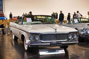 Friedrichshafen - Mai 2019 White Chrysler Imperial Crown 1963 Cabrio bei Motorworld Classics Bodensee am 11. Mai 2019 in Friedrichshafen, Deutschland foto