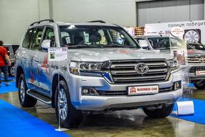 moskau - aug 2016 toyota land cruiser 200 präsentiert auf dem internationalen automobilsalon mias moskau am 20. august 2016 in moskau, russland foto