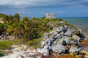 Struktur 45, Offertorien auf dem Hügel in Strandnähe, Maya-Ruinen in Tulum, Riviera Maya, Yucatan, Karibik, Mexiko foto