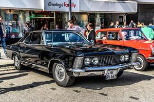 deutschland, limburg - april 2017 schwarzer buick riviera 1963 in limburg an der lahn, hessen, deutschland foto